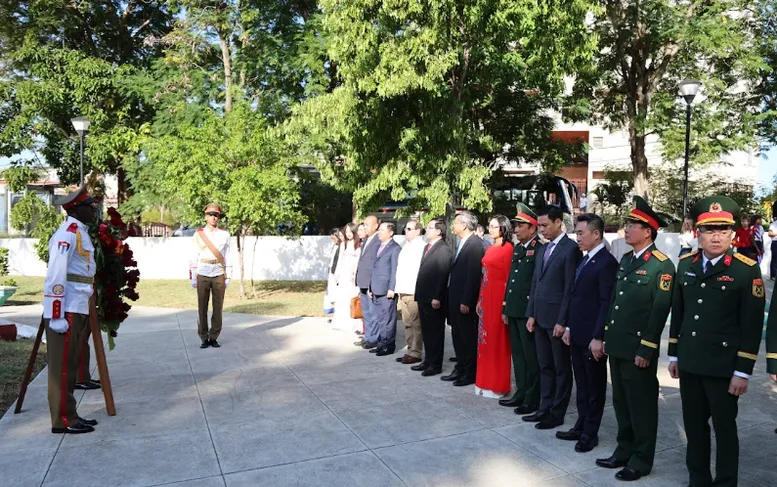 Ph&oacute; Thủ tướng Hồ Quốc Dũng d&acirc;ng hoa tưởng niệm Chủ tịch Hồ Ch&iacute; Minh tại Thủ đ&ocirc; La Habana - Ảnh 2.