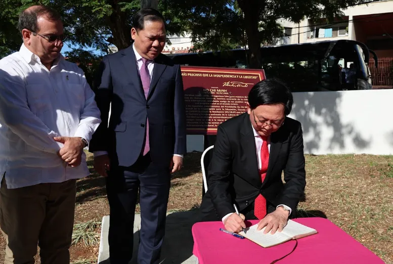 Ph&oacute; Thủ tướng Hồ Quốc Dũng d&acirc;ng hoa tưởng niệm Chủ tịch Hồ Ch&iacute; Minh tại Thủ đ&ocirc; La Habana - Ảnh 3.