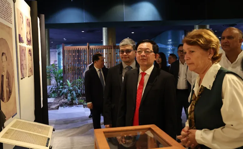 Ph&oacute; Thủ tướng Hồ Quốc Dũng d&acirc;ng hoa tưởng niệm Chủ tịch Hồ Ch&iacute; Minh tại Thủ đ&ocirc; La Habana - Ảnh 5.