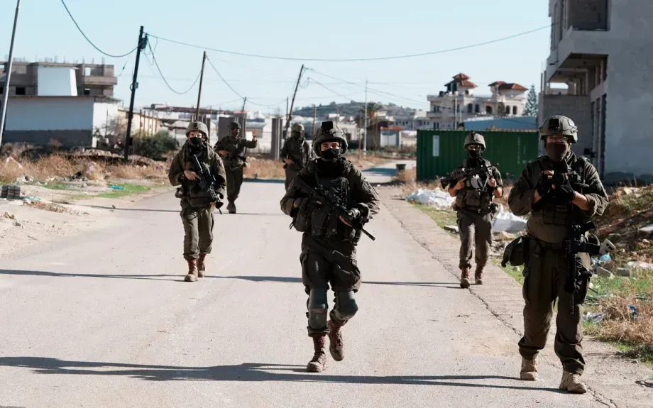 Quân đội Israel triển khai lực lượng tăng viện lớn tới thành phố Tubas ở phía Bắc Bờ Tây và các thị trấn lân cận, ngày 26/11/2025 (Ảnh: Anadolu)