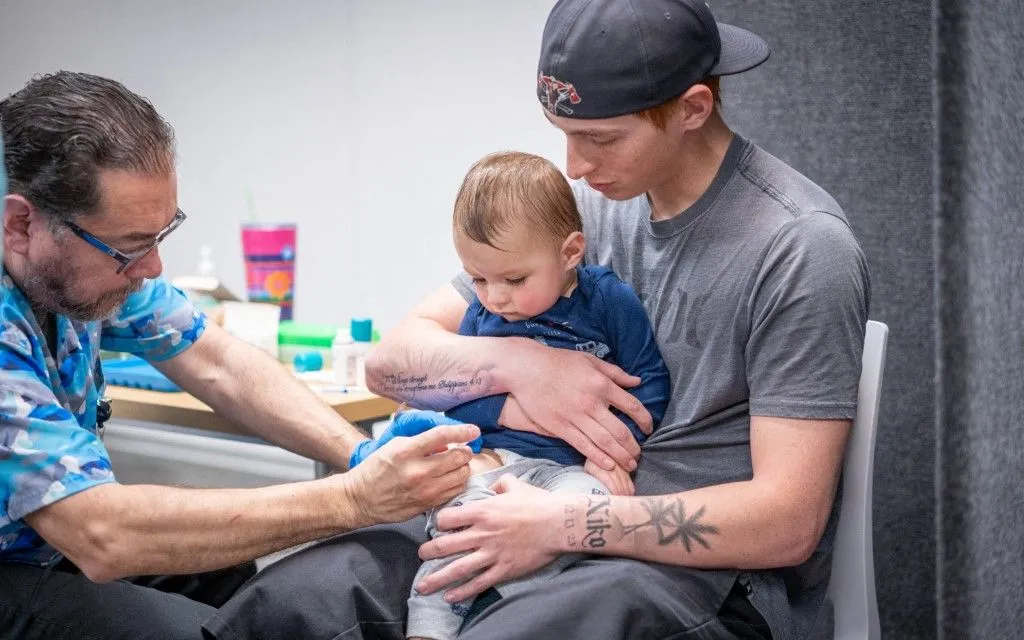 Chuyên gia y tế khuyến cáo tiêm phòng vaccine MMR là biện pháp phòng tránh sởi hiệu quả (Ảnh: AFP)