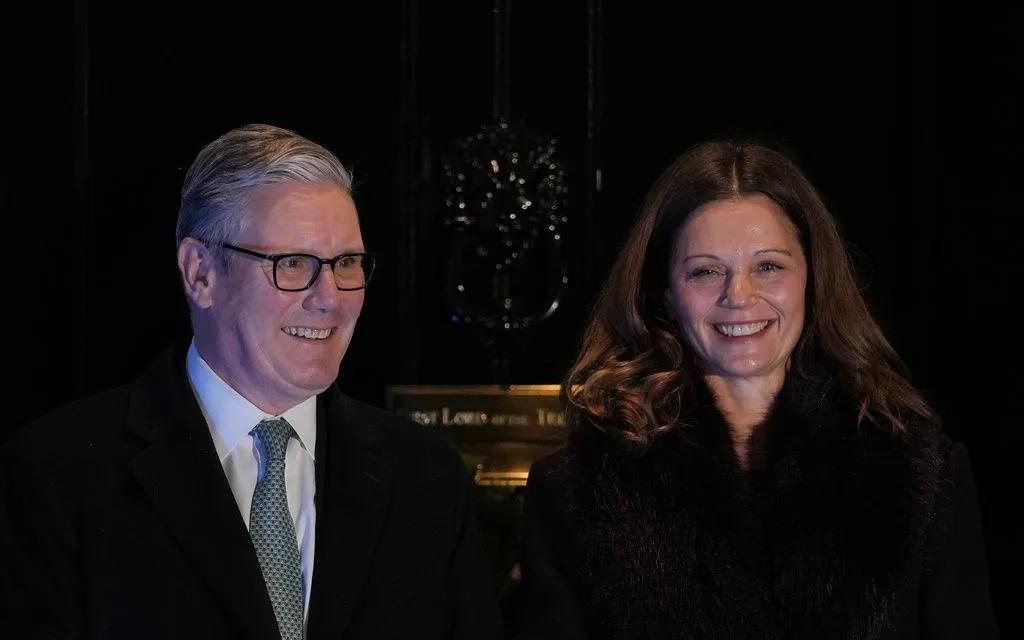 Thủ tướng Anh Keir Starmer và phu nhân Victoria bật đèn cây thông Noel tại số 10 phố Downing, London, ngày 1/12/2025 (Ảnh: AP)