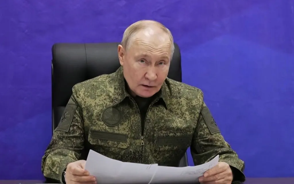 Tổng thống Putin, trong trang phục quân sự, xuất hiện tại một sở chỉ huy tiền phương, ngày 1/12/2025 (Ảnh: AP)