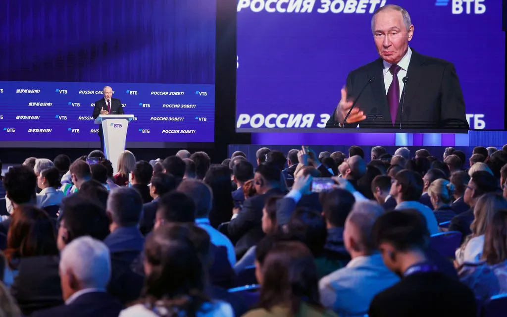 Tổng thống Vladimir Putin phát biểu tại Diễn đàn Đầu tư Russia Calling ngày 2/12/2025 (Ảnh: AP)