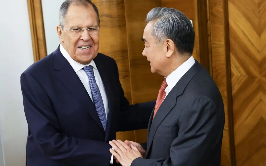 Ngoại trưởng Trung Quốc Vương Nghị (bên phải) đến Moscow tham dự vòng tham vấn an ninh chiến lược Trung - Nga lần thứ 20, ngày 2/12/2025 (Ảnh: AP)