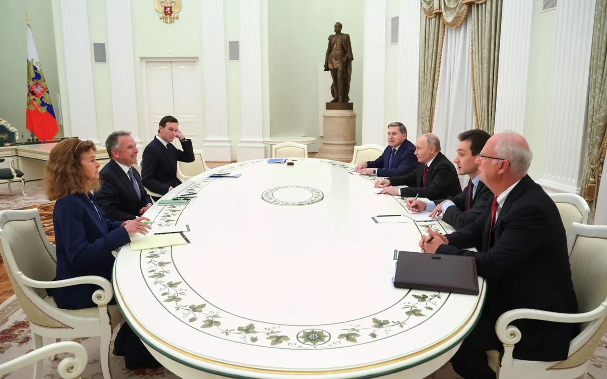 Tổng thống Nga Vladimir Putin và các quan chức Nga gặp đặc phái viên Mỹ Steve Witkoff và ông Jared Kushner tại Điện Kremlin, Nga, ngày 2/12/2025. (Ảnh: AP)