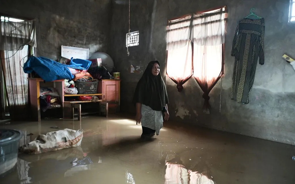 Nước lũ vẫn chưa rút tại Pidie Jaya, tỉnh Aceh, Indonesia, ngày 3/12/2025 (Ảnh: AP)