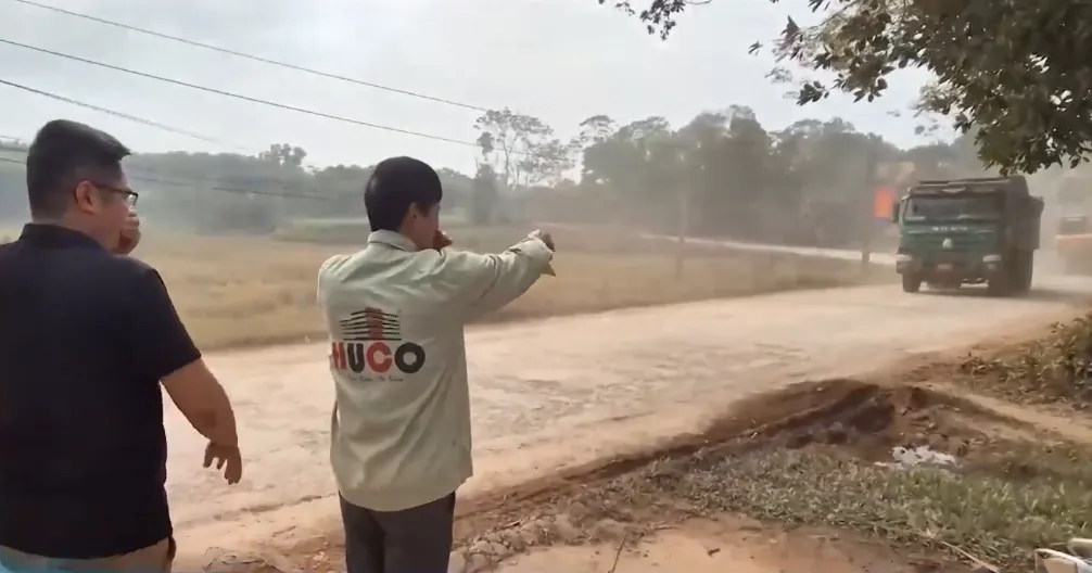 Xe tải chở đất nối đuôi nhau chạy trên đường, người dân khốn khổ vì “bão bụi” - Ảnh 1.