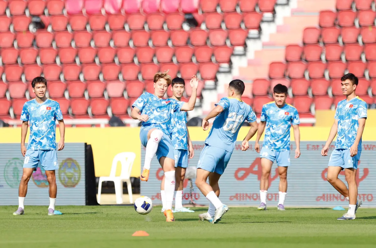 TRỰC TIẾP U22 Việt Nam 2-1 U22 Lào (H2): Trọng tài từ chối bàn thắng của Đình Bắc, rồi sau đó lại công nhận!! - Ảnh 3.