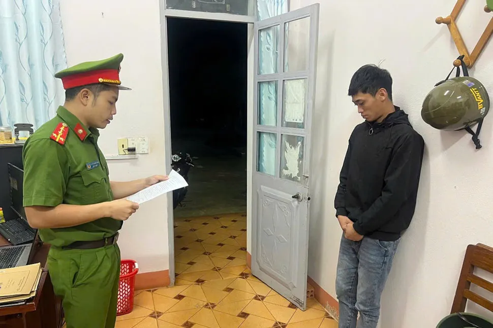 Thanh niên đập phá, dọa đốt nhà vì bị mẹ từ chối cho tiền mua ma túy - Ảnh 1.