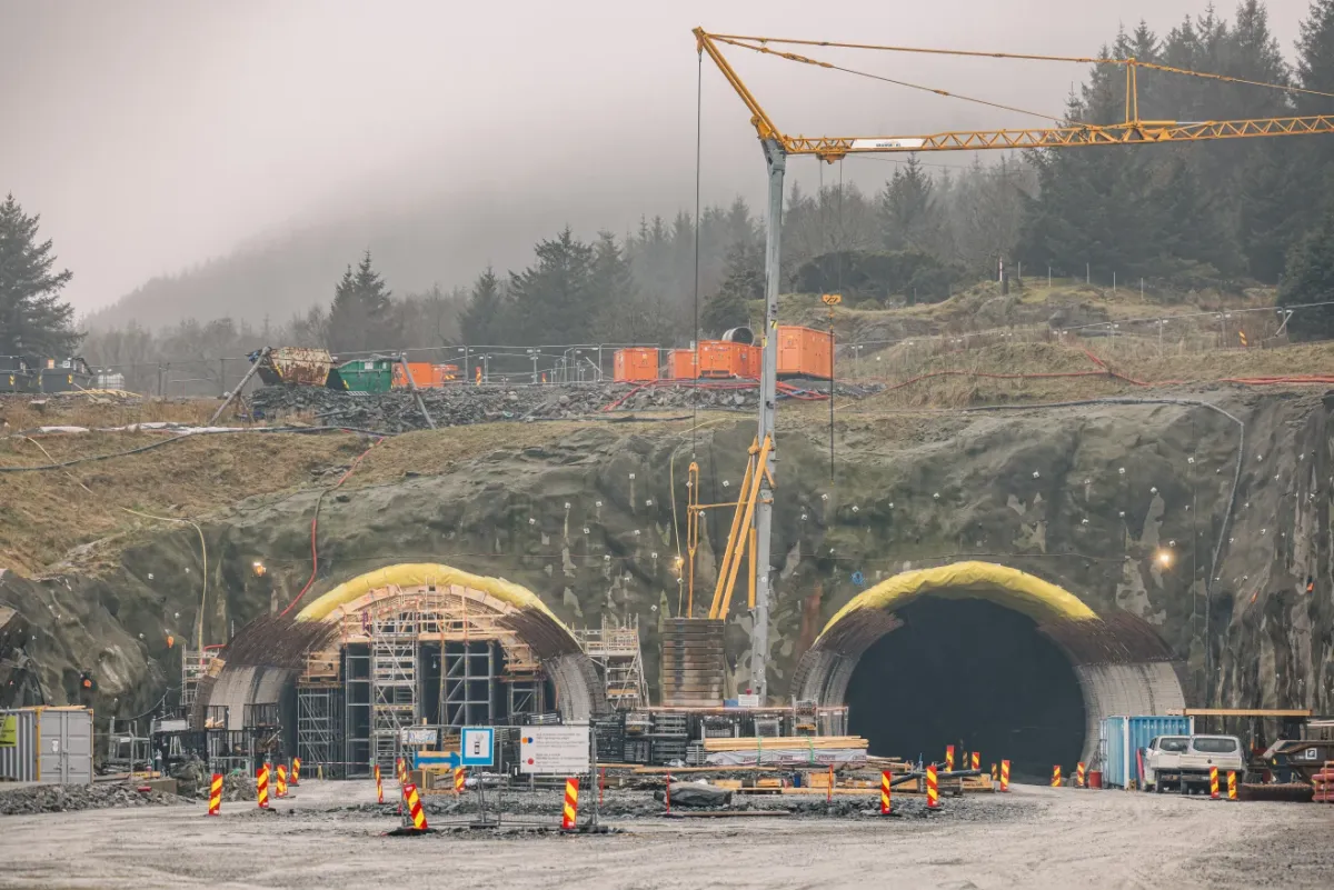 Đẩy nhanh xây dựng đường hầm giao thông dưới biển dài và sâu nhất thế giới - Ảnh 1.