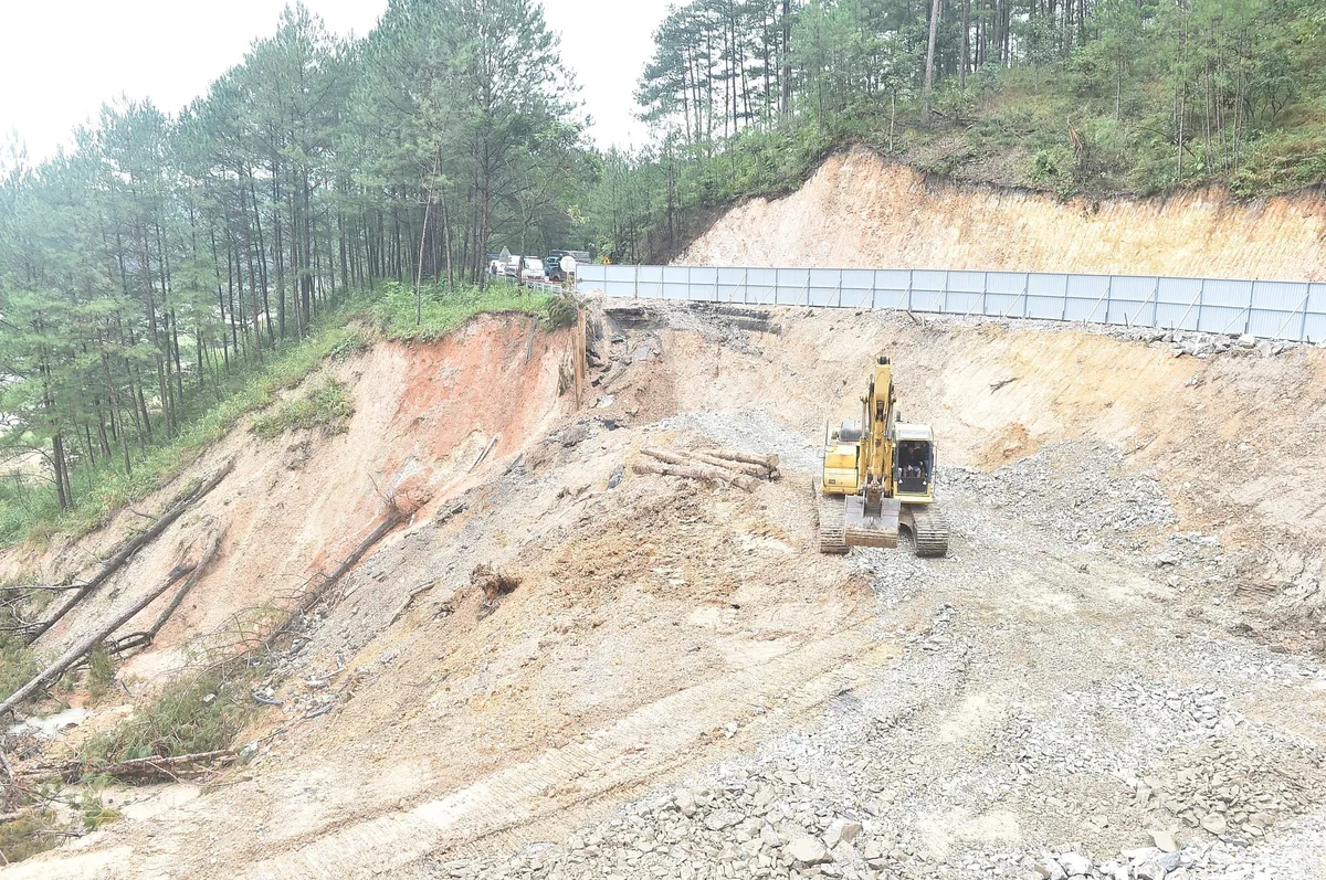 Đèo Mimosa ở Lâm Đồng tiếp tục sạt lở, tạm ngưng lưu thông - Ảnh 1.