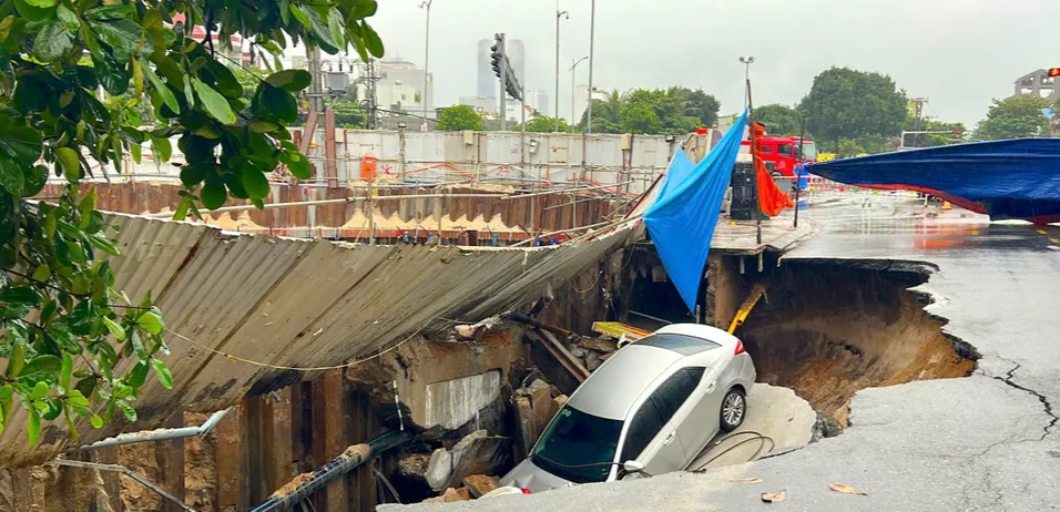 Đà Nẵng xuất hiện hố tử thần nuốt chửng xe ô tô - Ảnh 1.