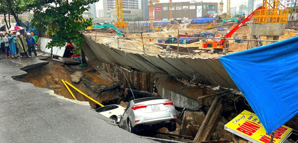 Đà Nẵng xuất hiện hố tử thần nuốt chửng xe ô tô - Ảnh 2.