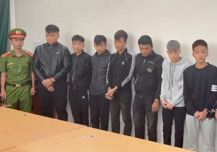 Mâu thuẫn qua điện thoại, 15 thanh thiếu niên mang dao kiếm, súng ná bắn bi hẹn nhau hỗn chiến - Ảnh 1.