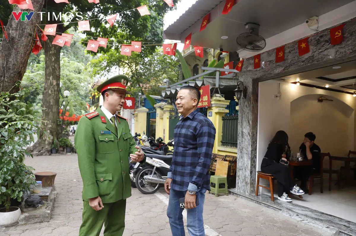 Hà Nội: Phố Phan Đình Phùng "lạ lẫm" khi vắng bóng "nàng thơ" và dãy xe hoa - Ảnh 8.