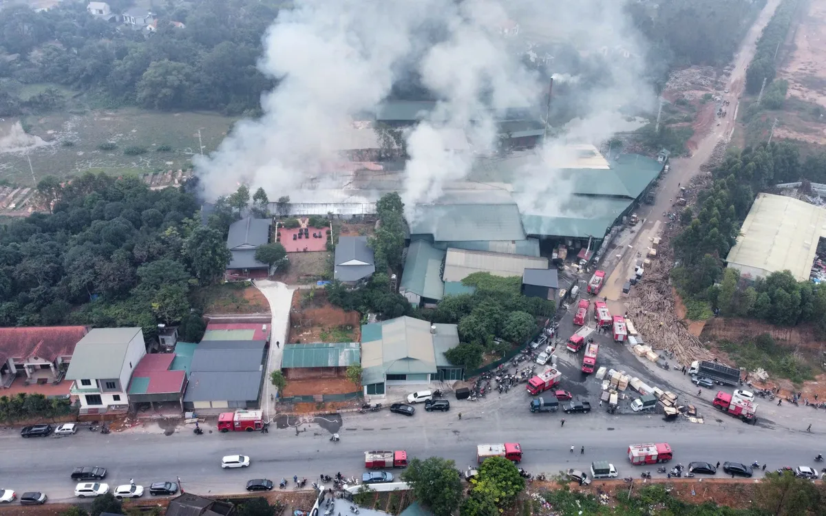 Xưởng ván ép hàng nghìn m2 bốc cháy dữ  dội.