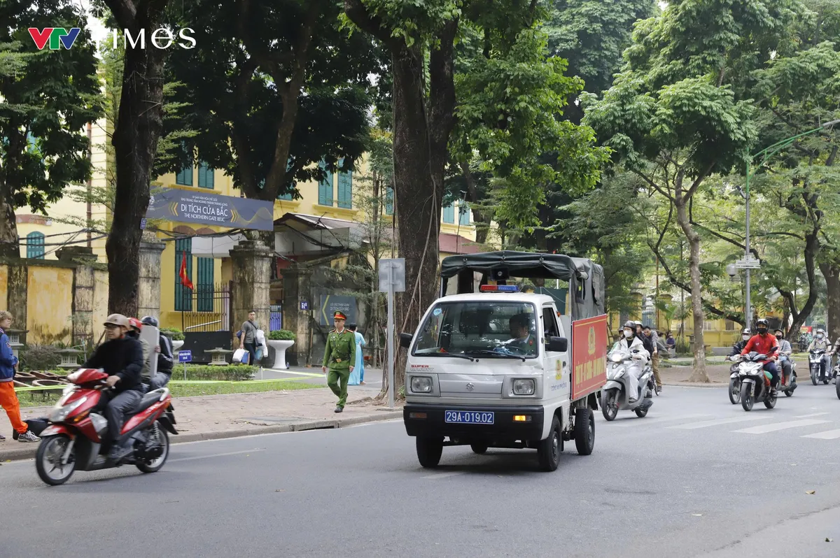 Hà Nội: Phố Phan Đình Phùng "lạ lẫm" khi vắng bóng "nàng thơ" và dãy xe hoa - Ảnh 2.
