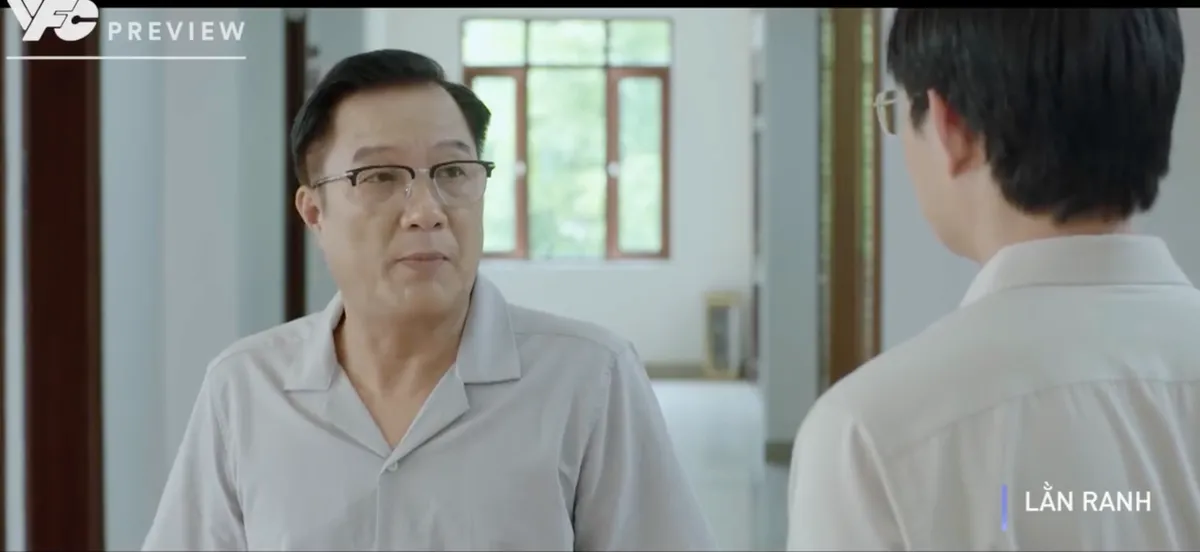 Lằn ranh - Tập 25: Khắc khôn khéo nhận trách nhiệm khi cấp dưới bị bắt vì tội đánh bạc- Ảnh 2. Lằn ranh - Tập 25: Khắc khôn khéo nhận trách nhiệm khi cấp dưới bị bắt vì tội đánh bạc- Ảnh 2.