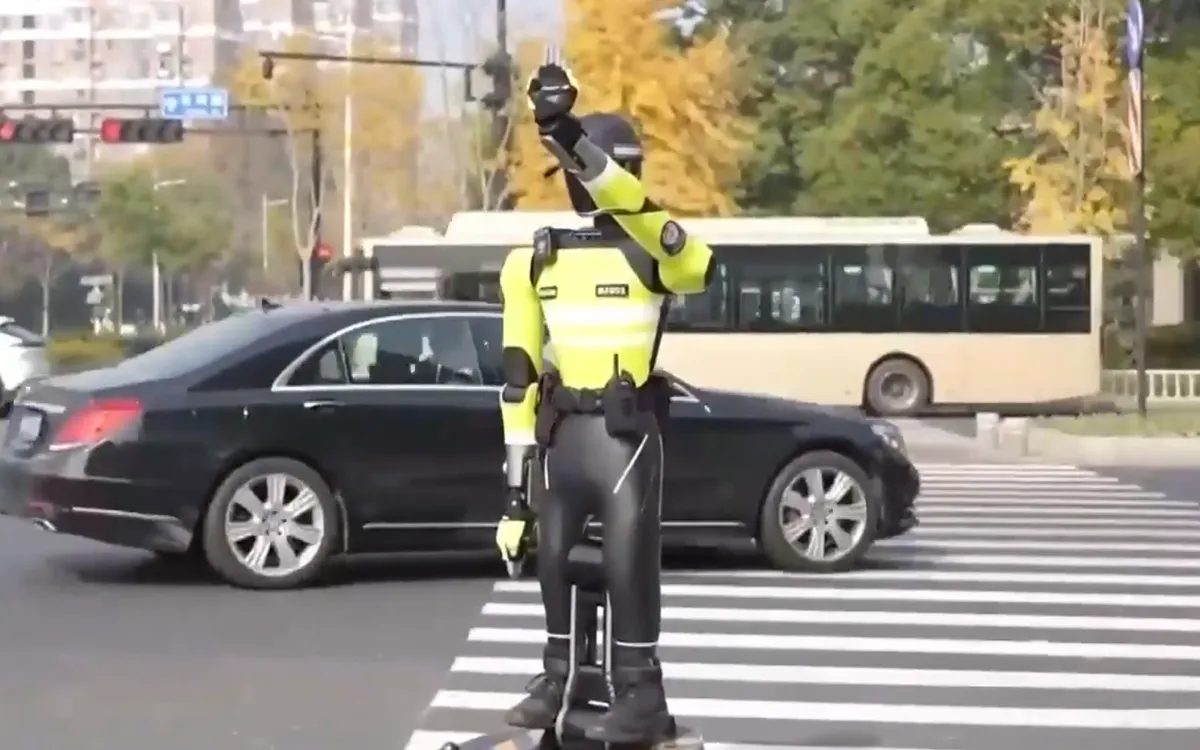 Hàng Châu triển khai cảnh sát giao thông robot- Ảnh 1.