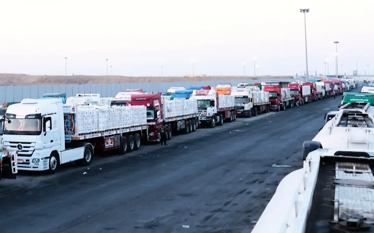 Xe tải chở hàng viện trợ chờ kiểm tra để vào Dải Gaza tại cửa khẩu Rafah, ngày 20/10/2025 (Ảnh: AP)