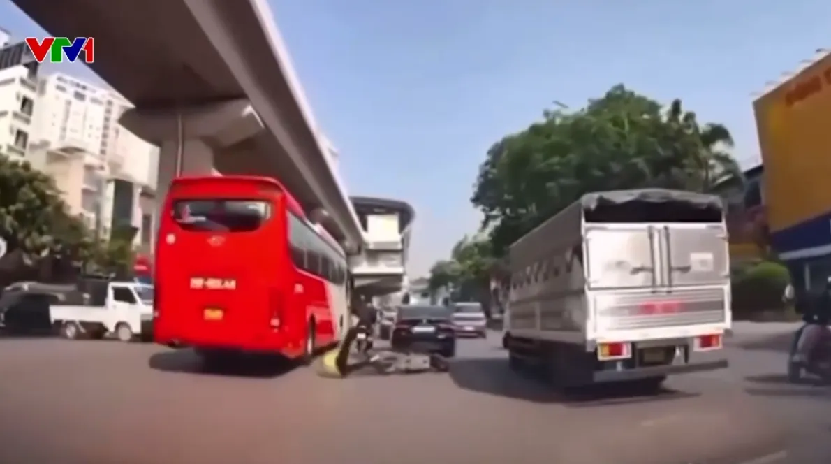 Phóng nhanh phanh gấp, thanh niên đi xe máy ngã văng, lộn xoay vòng - Ảnh 1.