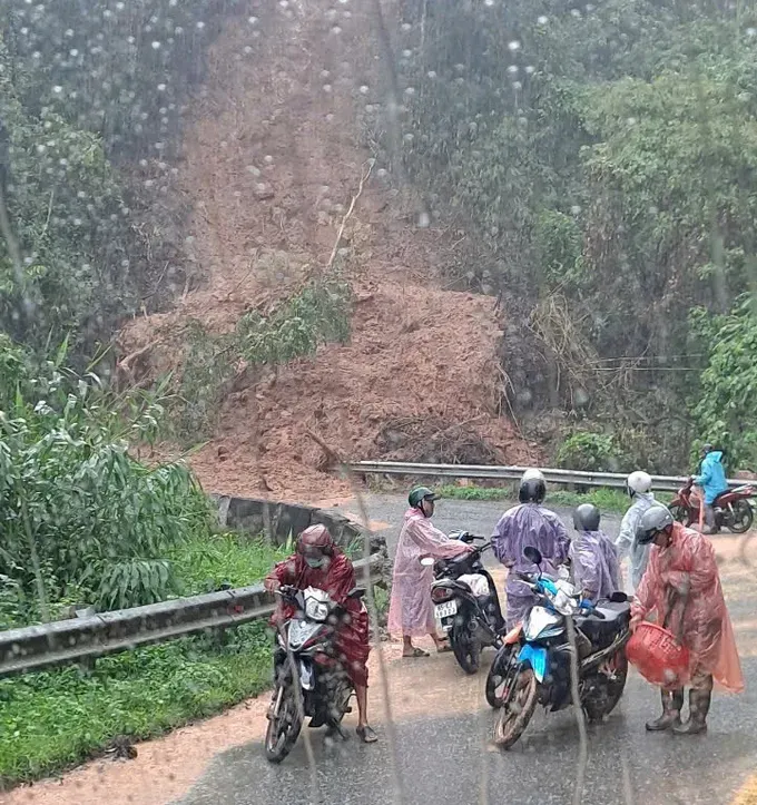 Lâm Đồng tạm đóng đèo Sông Pha do sạt lở - Ảnh 2.