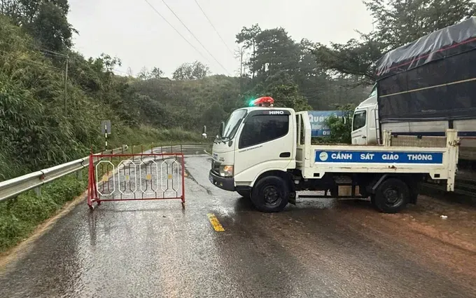 Lâm Đồng tạm đóng đèo Sông Pha do sạt lở - Ảnh 3.