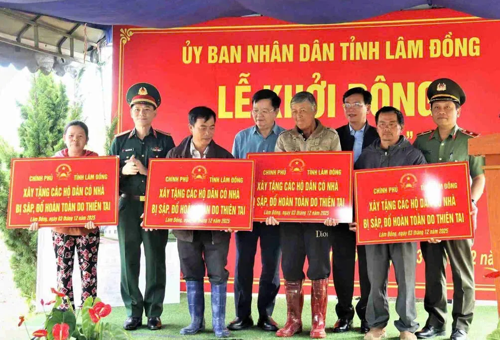 Phó Thủ tướng Mai Văn Chính: Khôi phục sản xuất, thần tốc xây dựng nhà ở cho người dân bị thiên tai. - Ảnh 1.