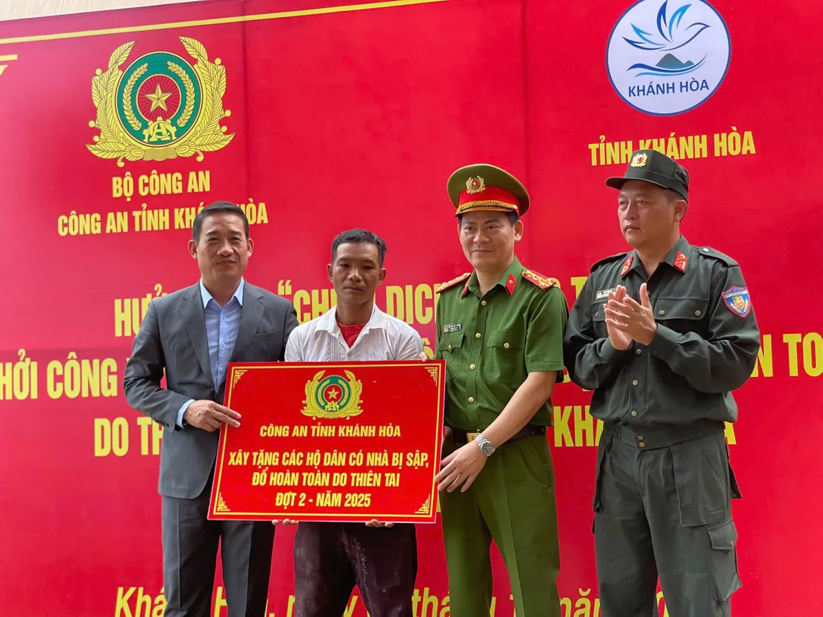 Công an Khánh Hoà khởi công xây dựng 15 căn nhà cho người dân bị thiệt hại do mưa lũ - Ảnh 1.
