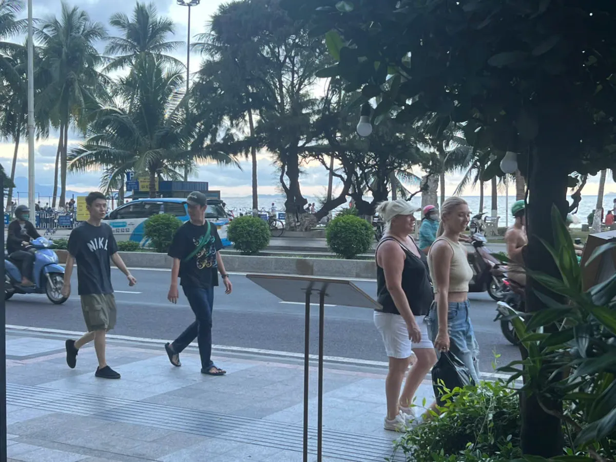 Vượt thách thức thiên tai, du lịch Khánh Hòa tăng tốc trở lại- Ảnh 1. Vượt thách thức thiên tai, du lịch Khánh Hòa tăng tốc trở lại- Ảnh 1.