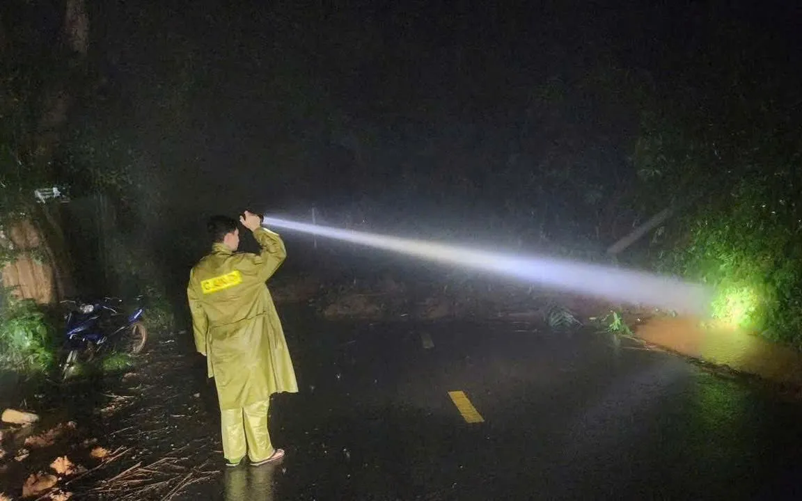 Lực lượng chức năng tiếp cận hiện trường sạt lở trên đèo Gia Bắc.