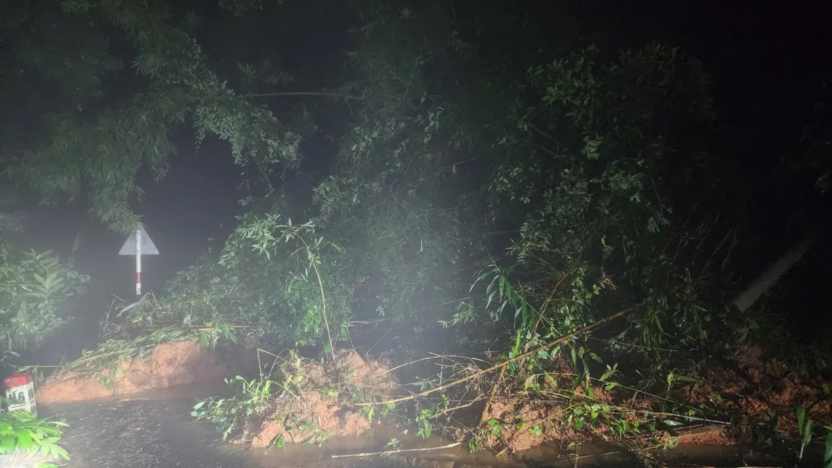 Lâm Đồng: Sạt lở nghiêm trọng trên đèo Gia Bắc, Quốc lộ 28 tê liệt hoàn toàn - Ảnh 1.