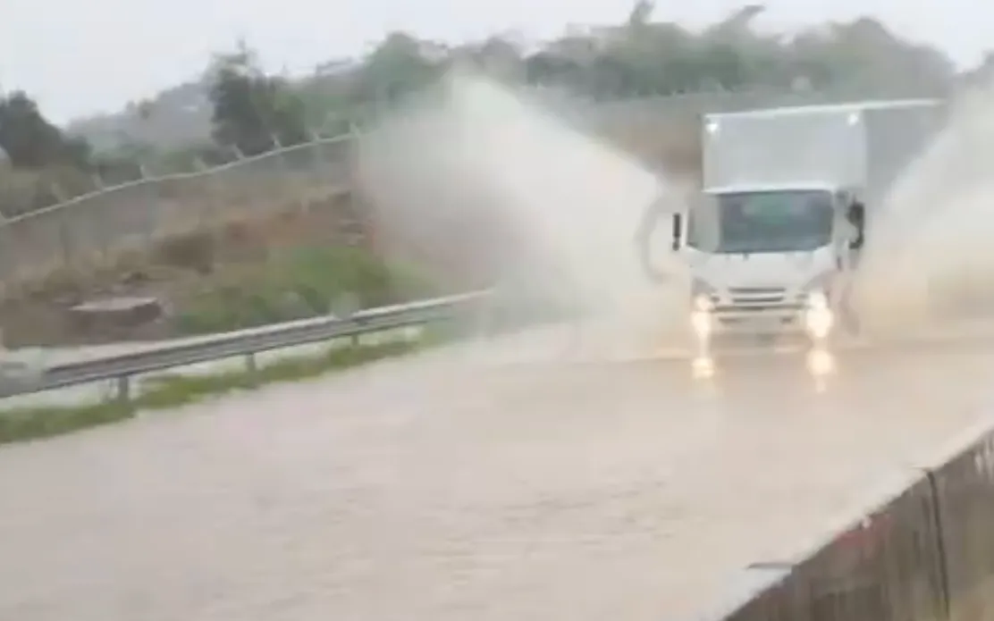 Cao tốc Dầu Giây - Phan Thiết lại bị ngập- Ảnh 2. Cao tốc Dầu Giây - Phan Thiết lại bị ngập- Ảnh 2.