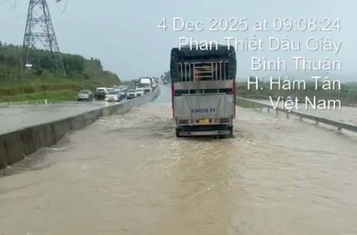 Cao tốc Dầu Giây - Phan Thiết lại bị ngập- Ảnh 1. Cao tốc Dầu Giây - Phan Thiết lại bị ngập- Ảnh 1.