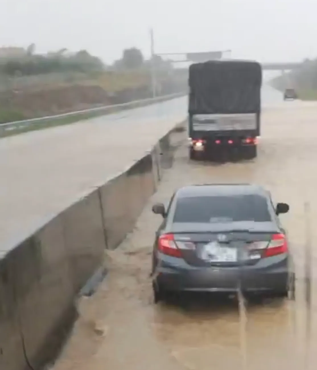 Cao tốc Dầu Giây - Phan Thiết lại bị ngập- Ảnh 3. Cao tốc Dầu Giây - Phan Thiết lại bị ngập- Ảnh 3.