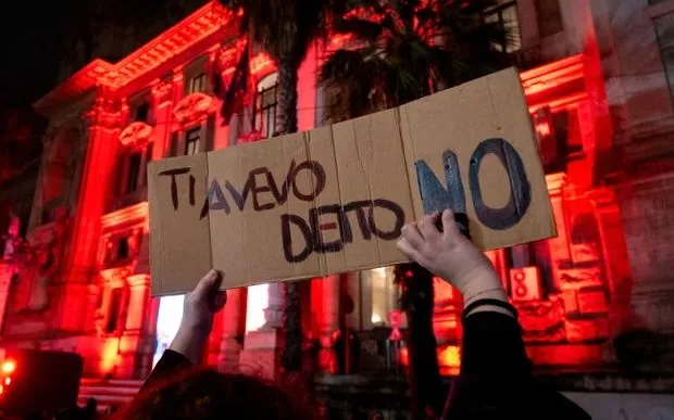 Người biểu tình giơ biểu ngữ “Tôi đã nói không” bên ngoài Bộ Giáo dục ở Rome. (Ảnh: ZUMA Press Wire/Shutterstock)