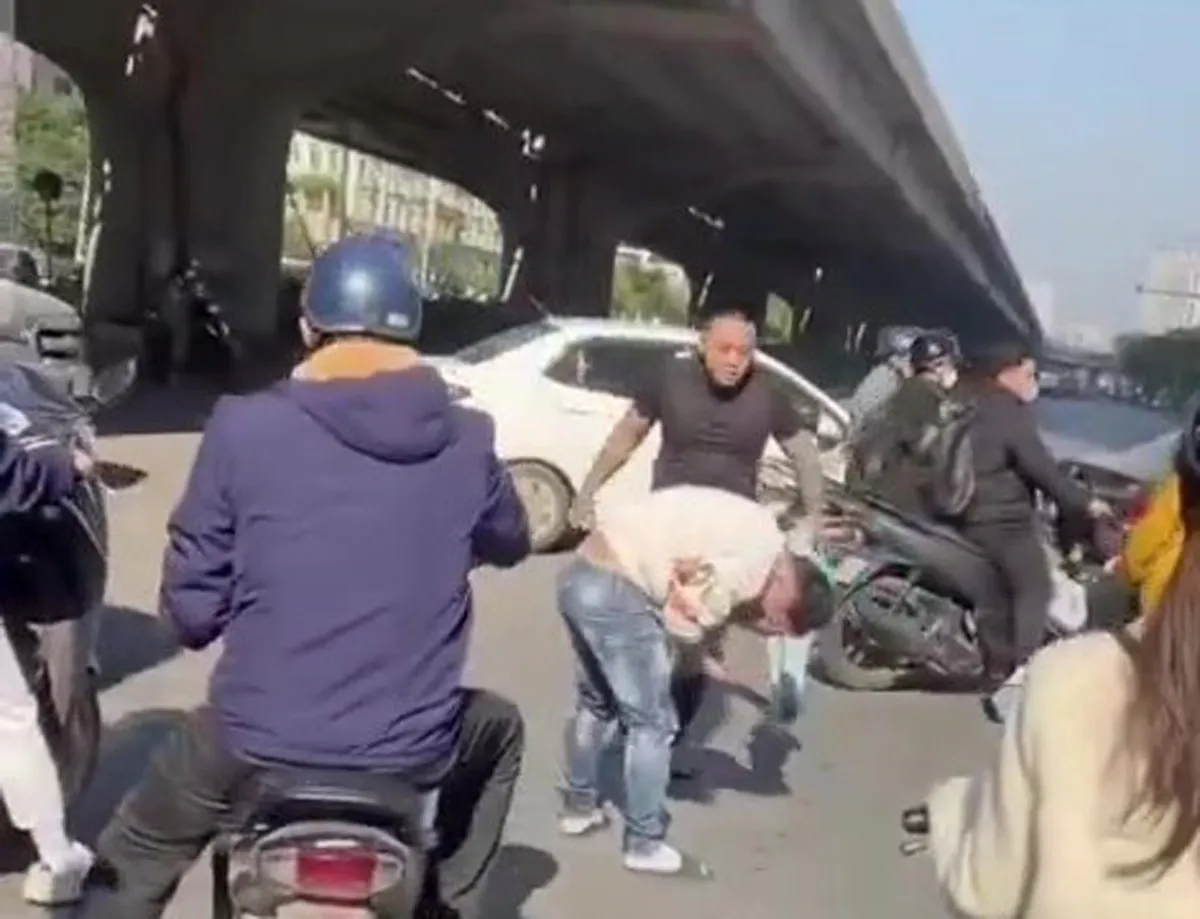 Tạm giữ tài xế đánh người sau va chạm giao thông ở Hà Nội - Ảnh 2.