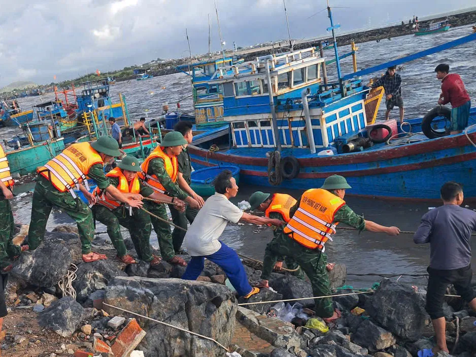 Lâm Đồng: Lũ dâng nhanh, hàng chục tàu cá trôi ra biển- Ảnh 1.