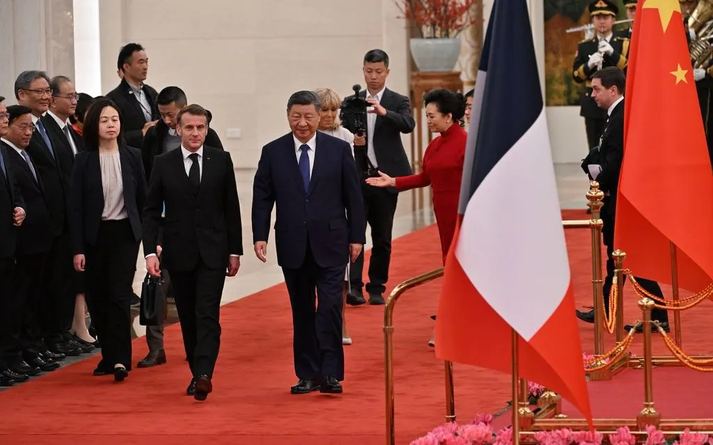 Tổng thống Macron (trái) cùng phu nhân Brigitte Macron đã được Chủ tịch Tập Cận Bình và phu nhân Bành Lệ Viện tiếp đón trọng thể, ngày 4/12/2025 (Ảnh: AP)