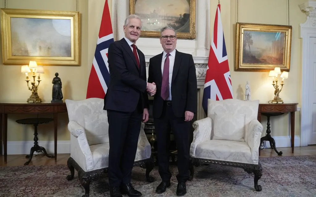 Thủ tướng Anh Keir Starmer đón Thủ tướng Na Uy Jonas Gahr Støre tại số 10 Phố Downing, London, ngày 4/12/2025. (Ảnh: AP)