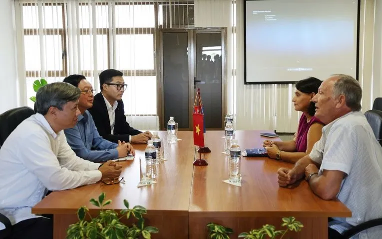 Phó Thủ tướng Hồ Quốc Dũng trao đổi với Ban quản lý Đặc khu kinh tế Mariel, Cuba - Ảnh: VGP/Gia Huy