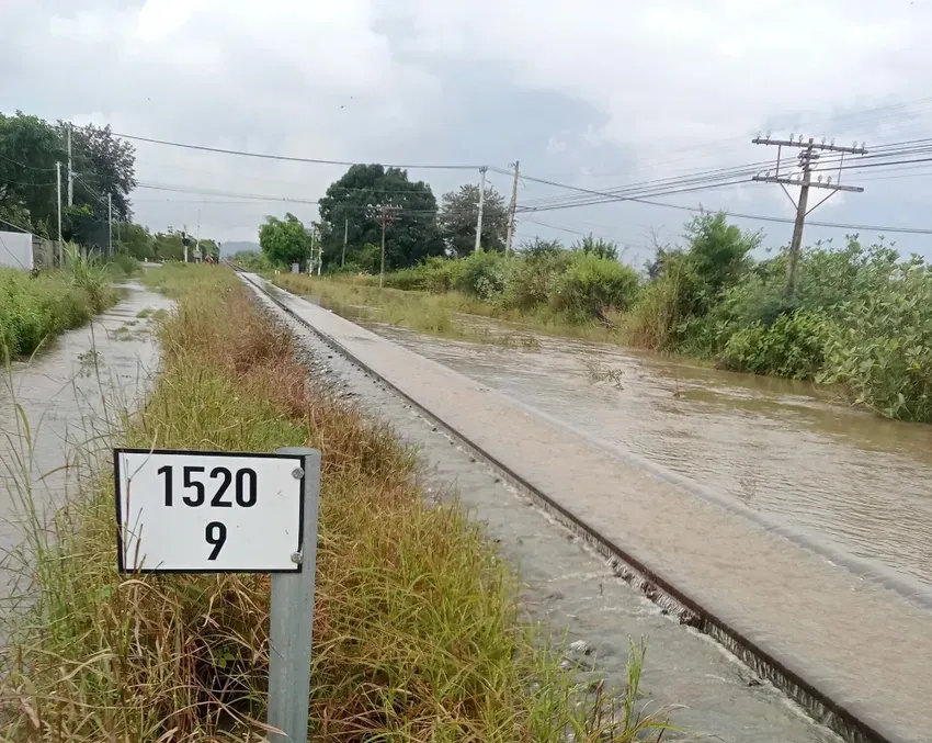 Đường sắt Bắc - Nam qua Lâm Đồng tê liệt - Ảnh 1.