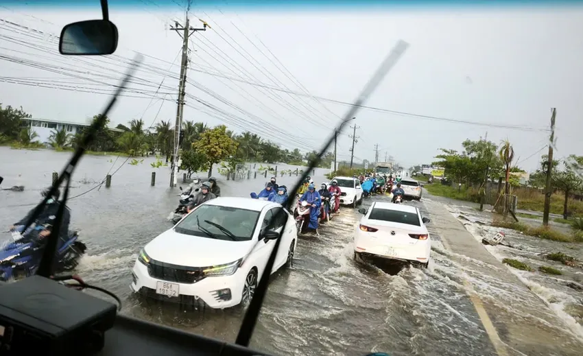 Mưa lớn ở Lâm Đồng, hồ thủy lợi xả lũ khiến hơn 1.000 hộ dân ngập sâu  - Ảnh 1.