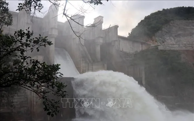 Nhà máy thuỷ điện Hương Điền vận hành điều tiết xả nước về hạ du. Ảnh: Đỗ Trưởng/TTXVN