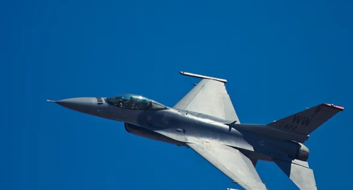 Tiêm kích F-16 của Không quân Mỹ lao xuống đất, bốc cháy thành quả cầu lửa - Ảnh 2.