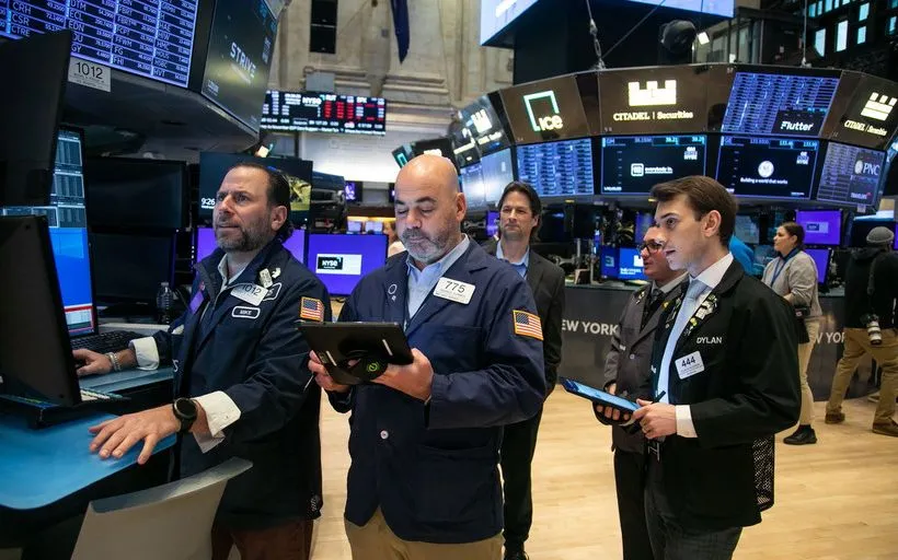 Giao dịch viên làm việc tại Sàn giao dịch chứng khoán New York, Mỹ. (Ảnh: THX/TTXVN)