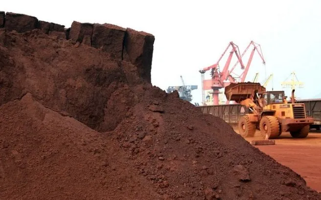 Đất hiếm được đưa đi xuất khẩu tại Liên Vân Cảng ở tỉnh Giang Tô, Trung Quốc. (Ảnh: AFP/TTXVN)