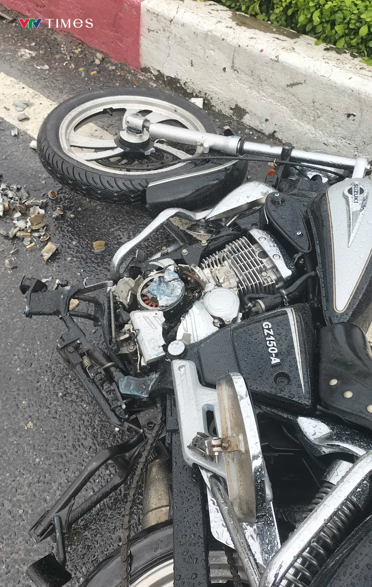 4 khối sắt nặng hàng chục tấn rơi khỏi xe đầu kéo, một người đi xe máy bị thương- Ảnh 4. 4 khối sắt nặng hàng chục tấn rơi khỏi xe đầu kéo, một người đi xe máy bị thương- Ảnh 4.