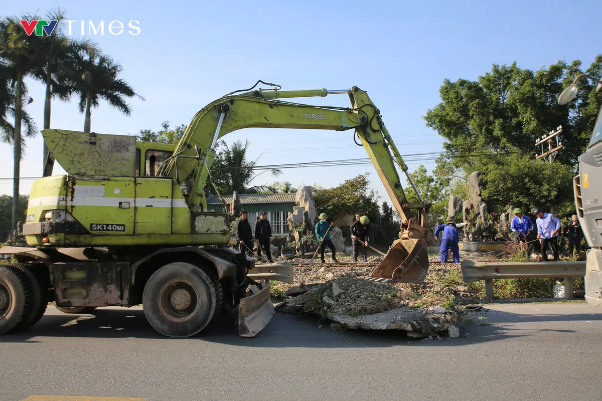 Ninh B&igrave;nh x&oacute;a bỏ lối đi tự mở qua đường sắt - Ảnh 2.